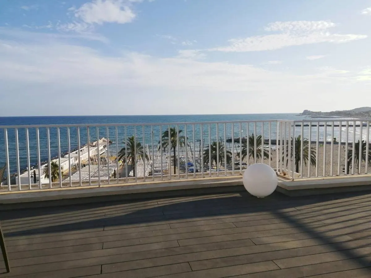 Apartamento Ático con Fantásticas Vistas al Mar y la iglesia Sitges