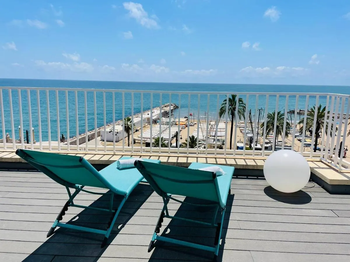 Apartamento Ático con Fantásticas Vistas al Mar y la iglesia Sitges